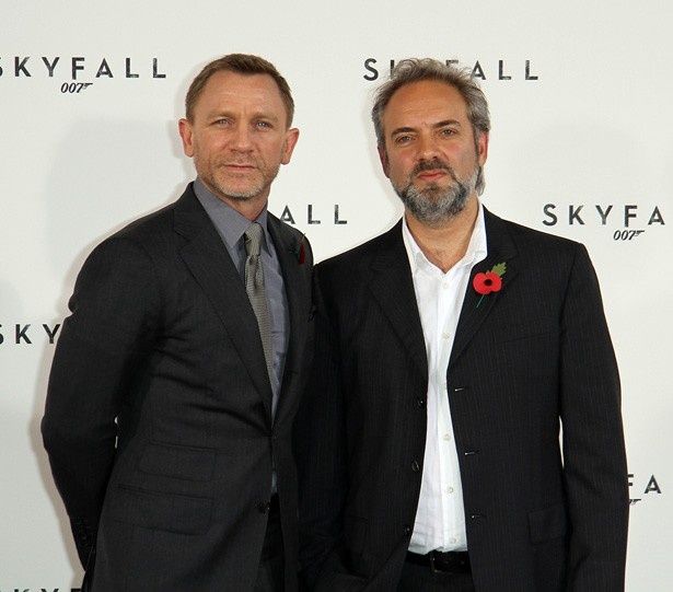 『007 スカイフォール』と『007 スペクター』で監督を務めたサム・メンデス監督(写真右)と現ボンド役のダニエル・クレイグ(写真左)