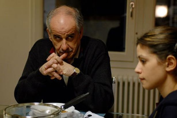 サンツィオ刑事を演じるトニ・セルビッロは、イタリアで最も忙しい俳優といわ れる名優