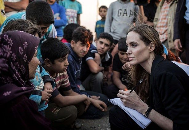 【写真を見る】アンジェリーナは家族よりシリア難民問題が大事？