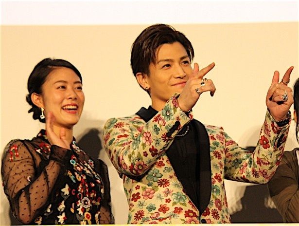 【写真を見る】三代目JSB岩田剛典、花柄のゴージャスなジャケットで登場！