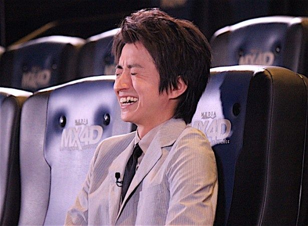 【写真を見る】藤原竜也、揺れる！濡れる！4D上映システム体験で大爆笑