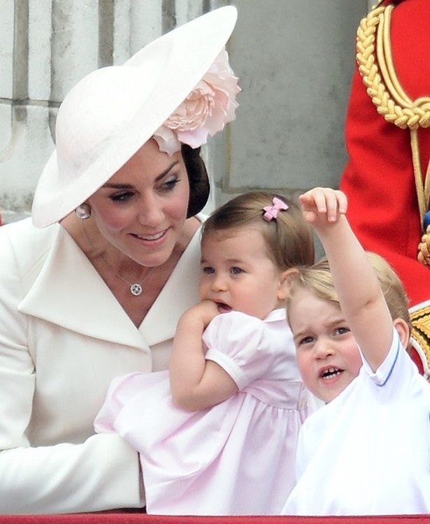 キャサリン妃、ジョージ王子、シャーロット王女の微笑ましいカット