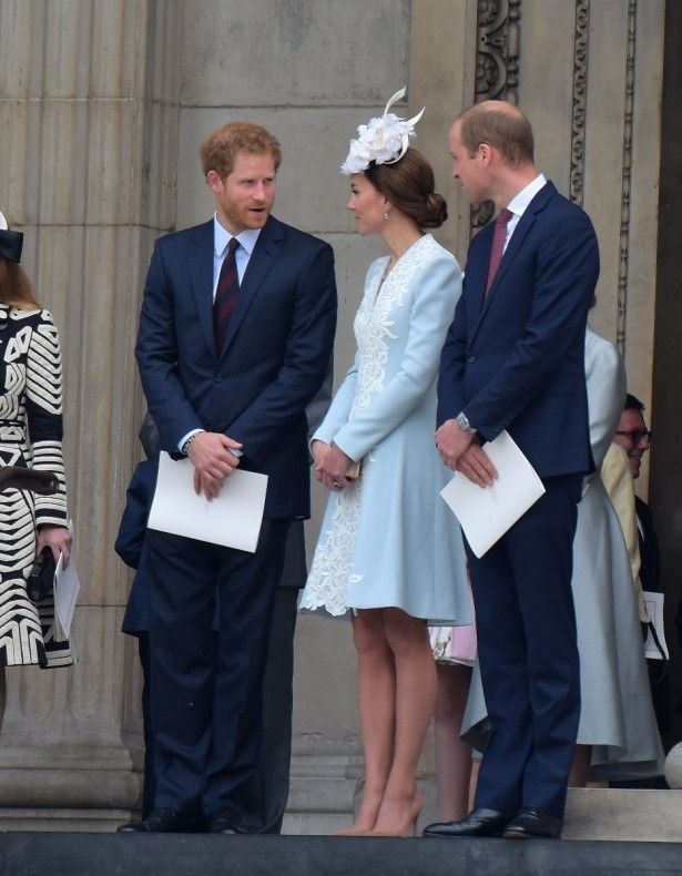 3人で話し込むヘンリー王子、キャサリン妃、ウィリアム王子