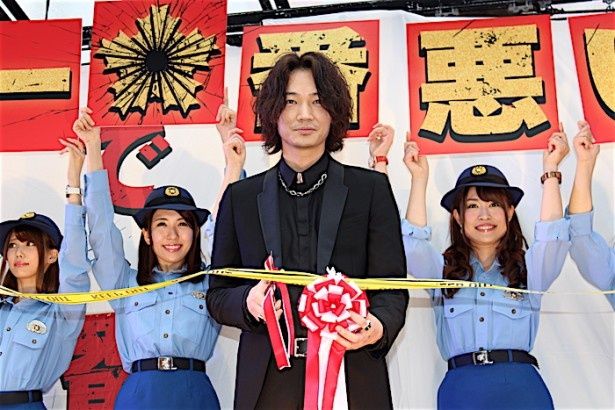 【写真を見る】綾野剛、ズラリと美人婦警を従えてテープカットにチャレンジ！