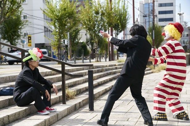 【写真を見る】池松壮亮＆菅田将暉のふざけ合いがなんだかシュール