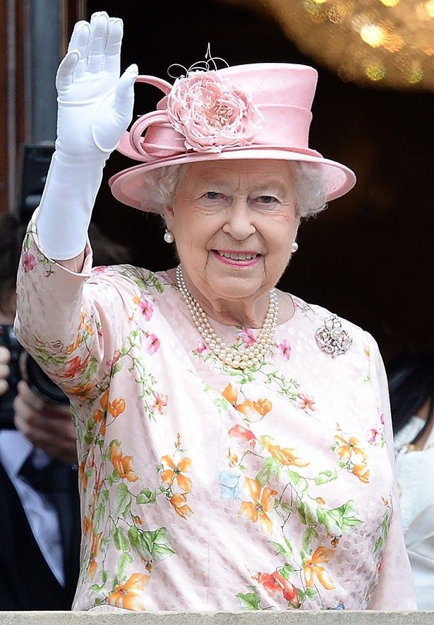 2013年のロイヤル・アスコットと全く同じ装いで登場したエリザベス女王はこの服がお気に入りのようだ