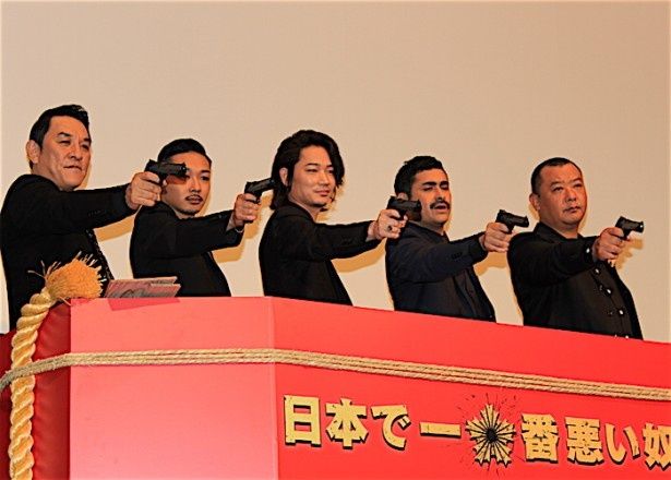 【写真を見る】綾野剛、拳銃を構えてフォトセッション！