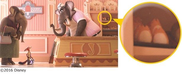 【写真を見る】ジュディとニックが初めて出会うゾウのアイス屋さん。ゾウの店員の後ろの棚にあるのはピンク色をしたトトロのクッキー？