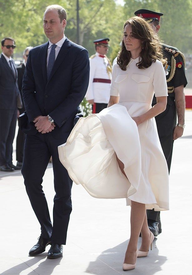 キャサリン妃も以前インドを訪れた際にスカートが捲り上がって話題になった