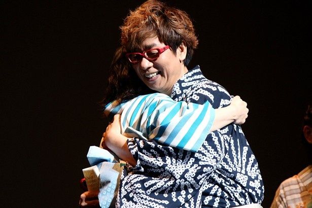 【写真を見る】手紙に感動した松岡茉優が山寺と抱擁！