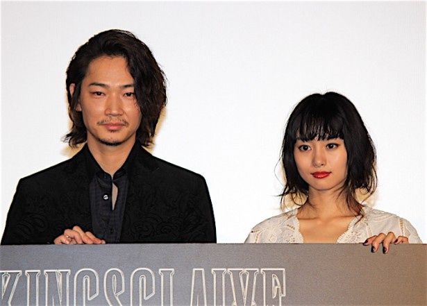 舞台挨拶に登壇した綾野剛と忽那汐里