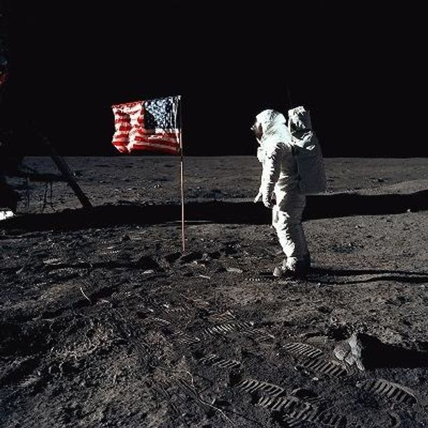 有名な月面着陸シーン。アメリカの国旗が風になびいている