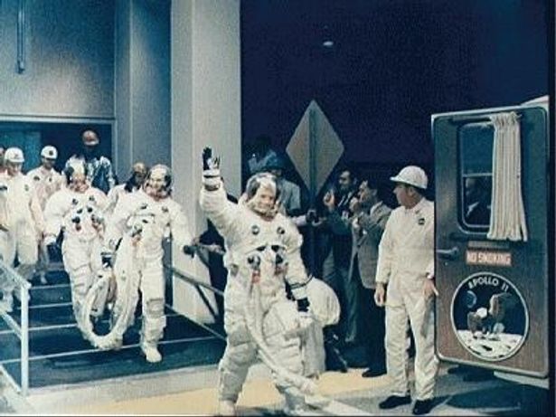 アポロ11号の月着陸船イーグルが月面着陸に成功