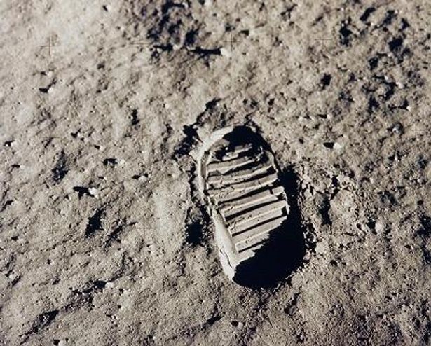 ニール・アームストロング、月面を歩いた最初の人類になる