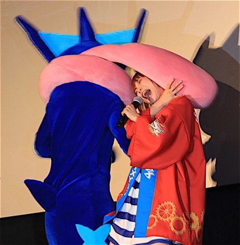 中川翔子、10年連続ゲスト声優のお祝いでゲッコウガから“ベロドン”！
