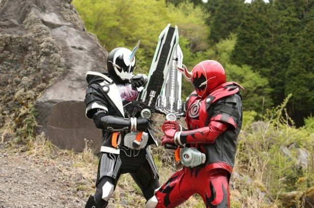 謎の敵、仮面ライダーダークゴーストと戦う仮面ライダーゴースト