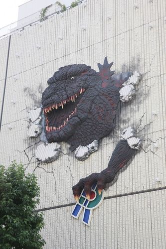 ゴジラが渋谷パルコを破壊!?『シン・ゴジラ』の巨大オブジェが完成！