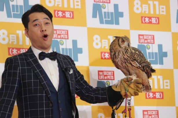 ミミズクを手に乗せた設楽統