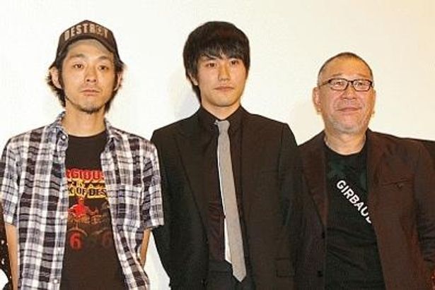 右から崔洋一監督、主演の松山ケンイチ、脚本の宮藤官九郎の3人
