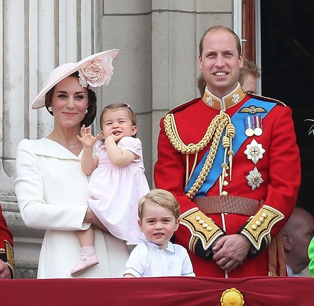 【写真を見る】ジョージ王子の誕生日を終え、バカンスへ出かけた王室一家4人