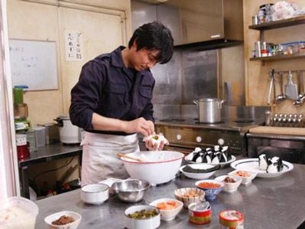苛酷な環境で働く隊員たちのためおにぎりを作る料理人・西村