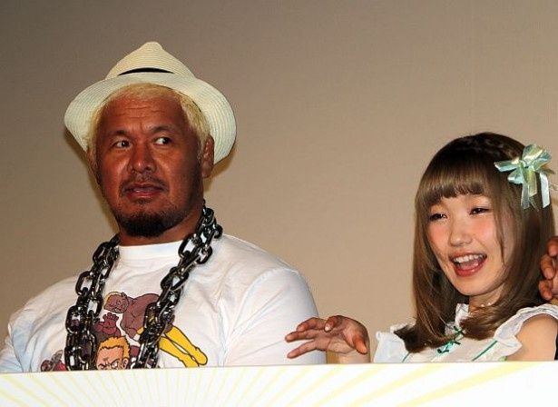 新日本プロレスで活躍する“スイーツ”真壁刀義選手(左)