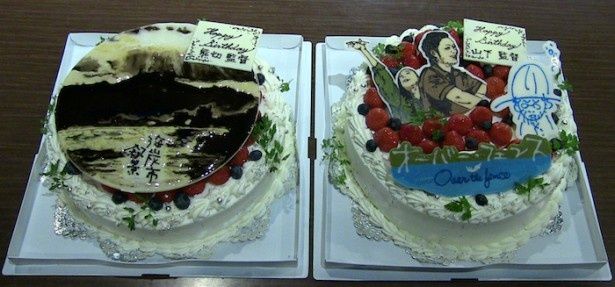 【写真を見る】熊切和嘉監督、山下敦弘監督にサプライズで特製の誕生日ケーキが贈られた
