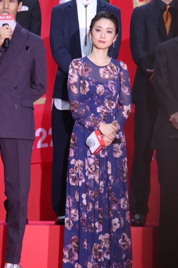 【写真を見る】大島優子がゴージャスなドレスで登壇