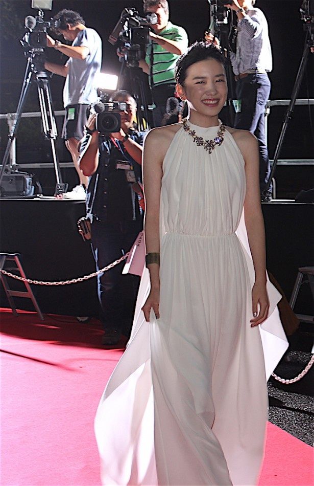 【写真を見る】永野芽郁、ホルターネックの真っ白なロングドレスで登場！