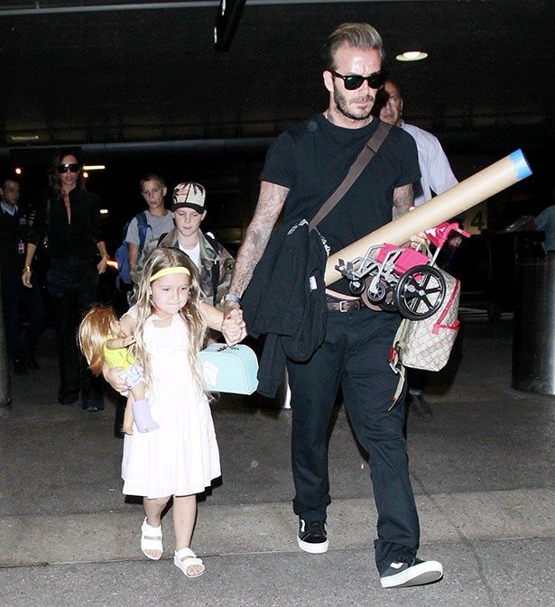 ベッカム娘 パパと骨折した人形を抱えてイギリスへ 最新の映画ニュースならmovie Walker Press