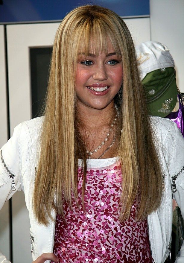 【写真を見る】まさに美少女！2007年、金髪ロングヘアだったマイリー