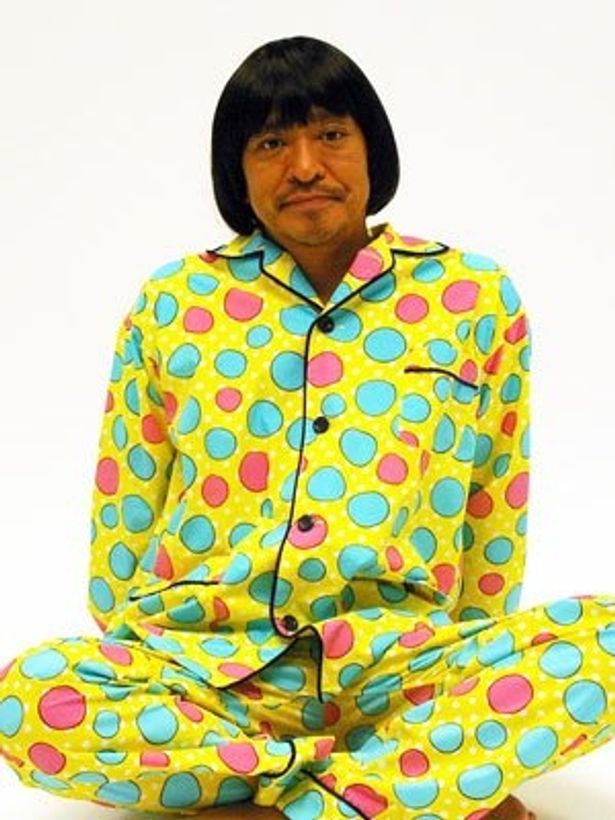 劇中のパジャマ姿でインタビューに応じてくれた松本人志監督