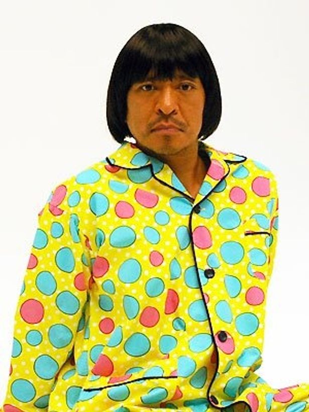 劇中のパジャマ姿でインタビューに応じてくれた松本人志監督