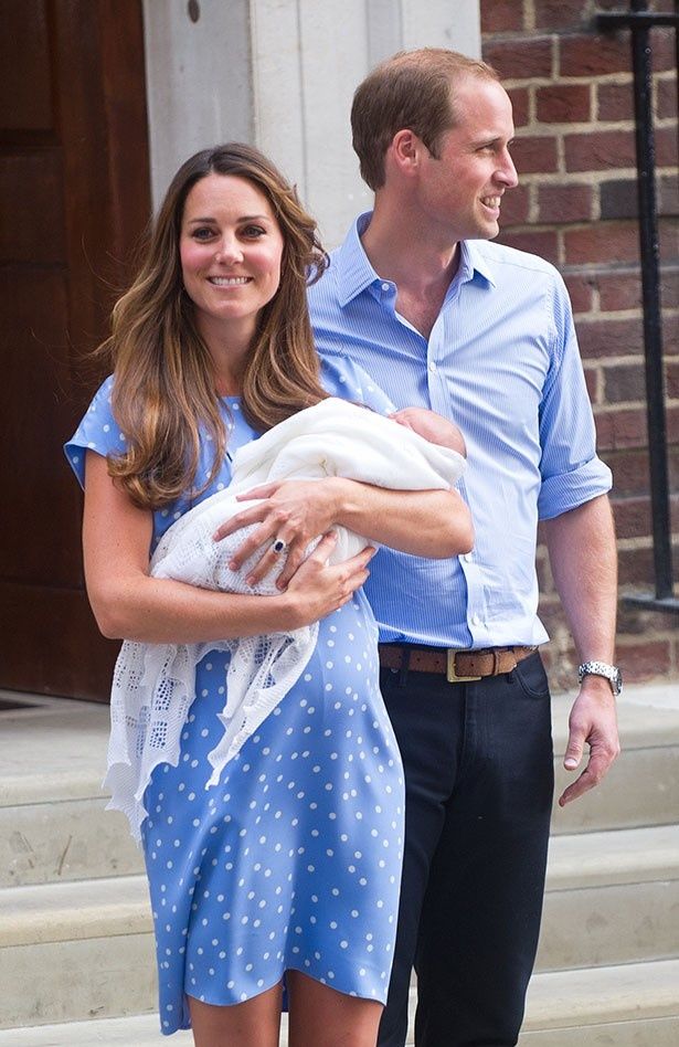 【写真を見る】3人目を妊娠!?ジョージ王子が誕生した時のウィリアム王子夫妻