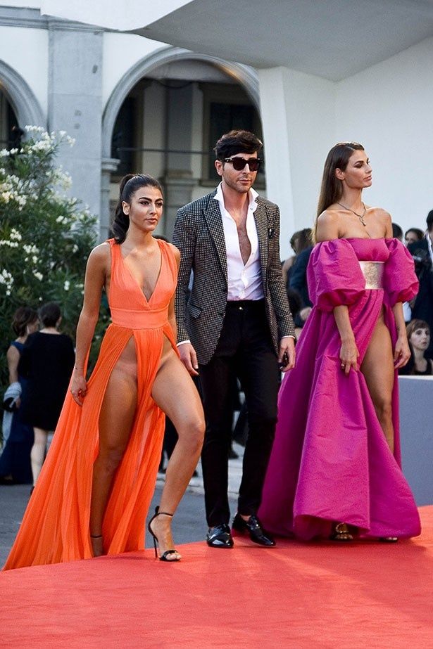 イタリア人モデルのダヤネとジュリアが過激ドレスで登場し話題に