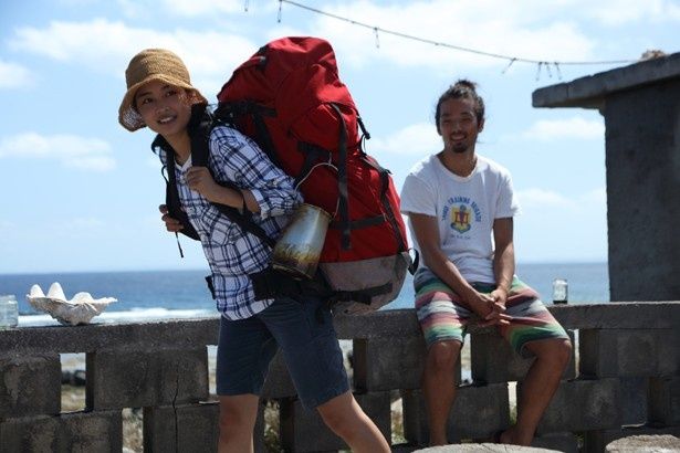 高校生の泉(広瀬すず)は、沖縄の無人島で暮らすバックパッカーの田中(森山未來)と知り合い…