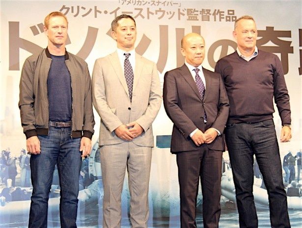【写真を見る】トム・ハンクスとアーロン・エッカート、奇跡を目撃した日本人と対面！