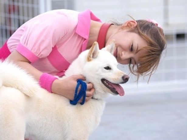 愛犬をいたわるスザンヌ。ナイスな“いぬばか”っぷりだね〜