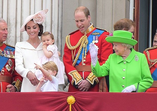 ウィリアム王子は式典でかがんだ際、エリザベス女王に注意されていた