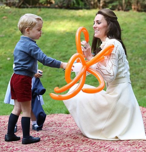 キャサリン妃、子供のプレイデートに王室初の白いドレスが絶賛！