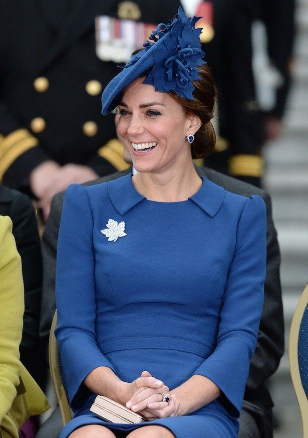 カナダ到着時、ロイヤルブルーの鮮やかな服で登場したキャサリン妃