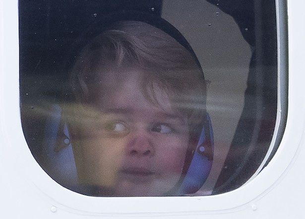 【写真を見る】窓からのぞくジョージ王子のキュートすぎるおもしろ顔！