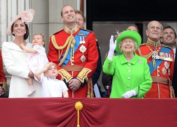 【写真を見る】記念式典で共に写ったエリザベス女王とシャーロット王女が激似!?