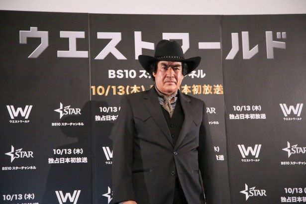 “謎の男”をイメージした黒ずくめの衣装で「ウエストワールド」宣伝隊長として登場した藤岡弘、