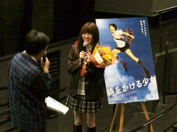 10月5日に8周年を迎えたSKE48。谷自身も2周年となるのを記念してサプライズの花束が贈られた
