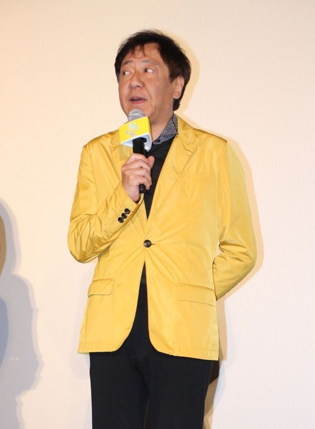 君塚良一監督はコメディ作品らしい、派手な黄色のスーツで登場