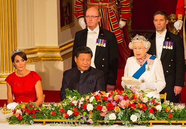 【写真を見る】エリザベス女王と並んで国賓をもてなしたキャサリン妃