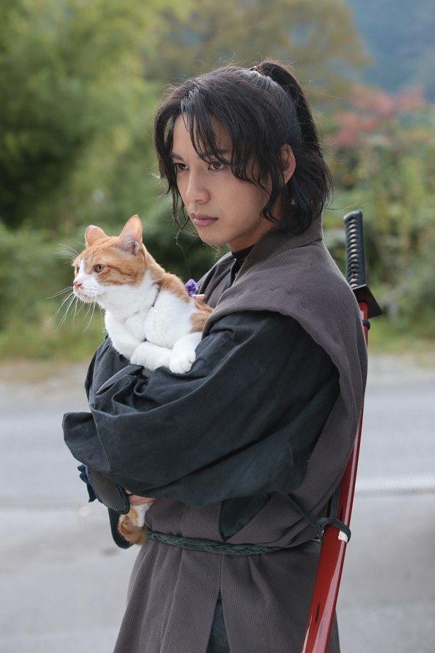【写真を見る】イケメンに抱かれる超絶可愛い猫の正体は？