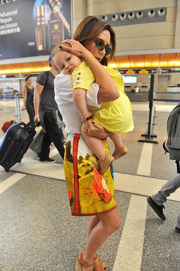 【写真を見る】愛娘ハーパーを抱っこして空港に現れたヴィクトリア
