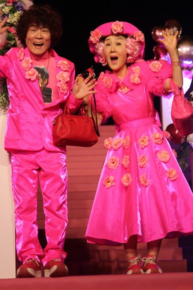 【写真を見る】強烈なショッキングピンクの衣装で登場した林家ぺー・パー子